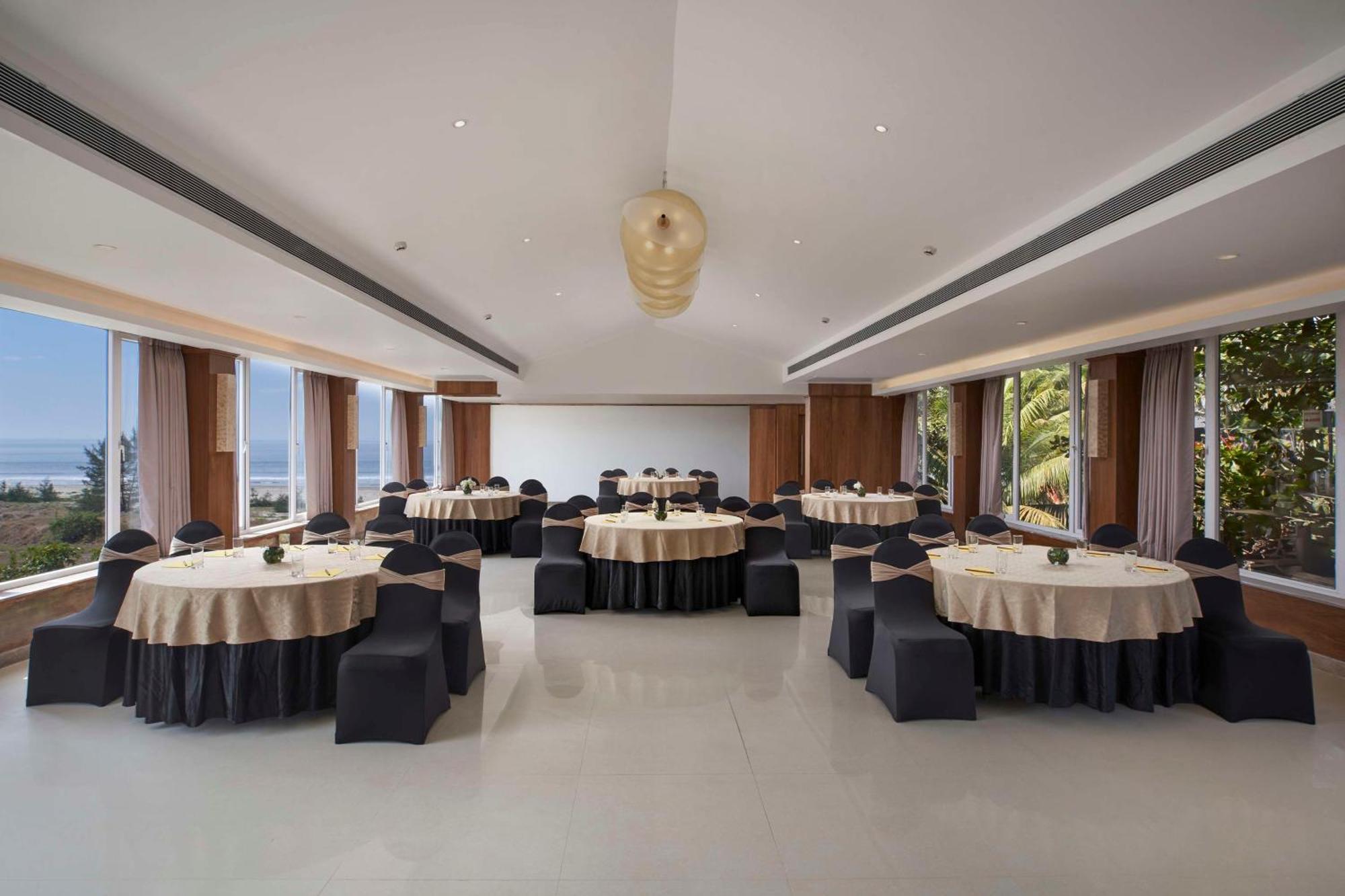 Mandrem Beach Resort, A Member Of Radisson Individuals Retreat Exterior photo